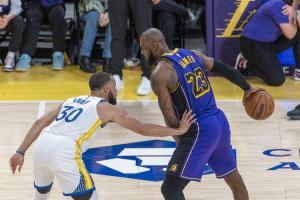 开云手机注册-势均力敌？ESPN预测明日湖勇大战胜率：勇士50.6% 湖人49.4%