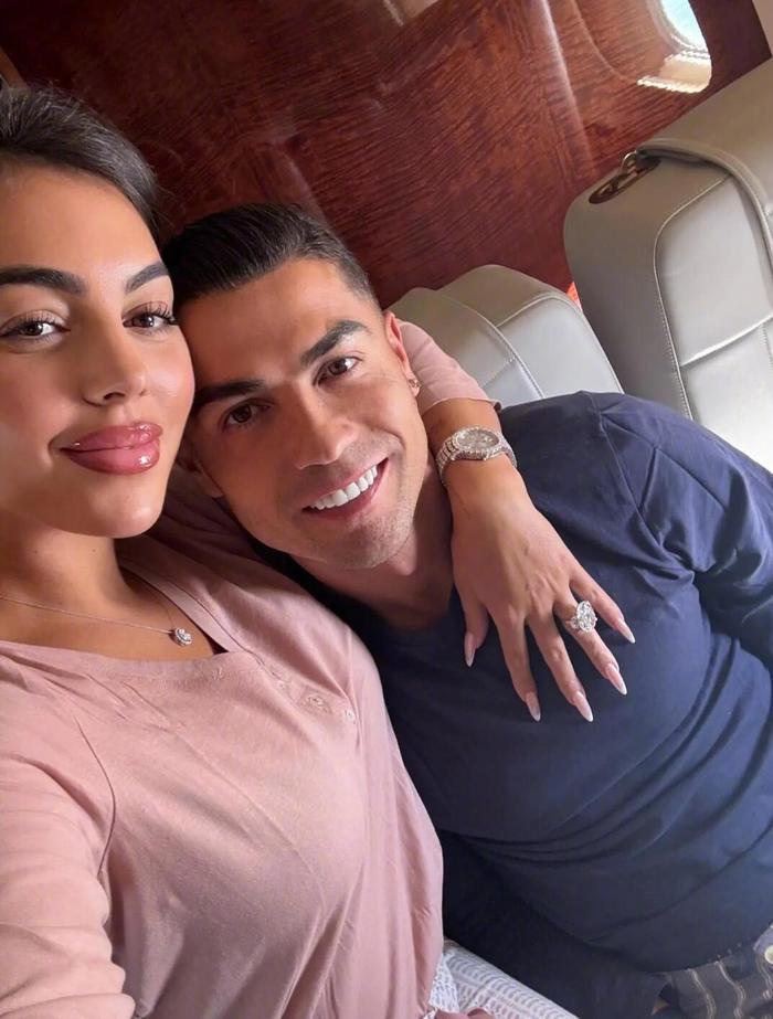 乔治娜晒与C罗甜蜜合影，超大订婚钻戒瞩目