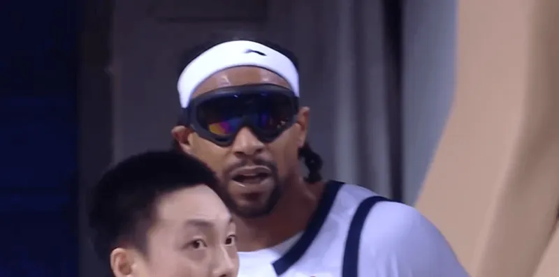 开云手机注册-萨林杰人缝中送出击地妙传，萨姆纳接球上篮打成2+1