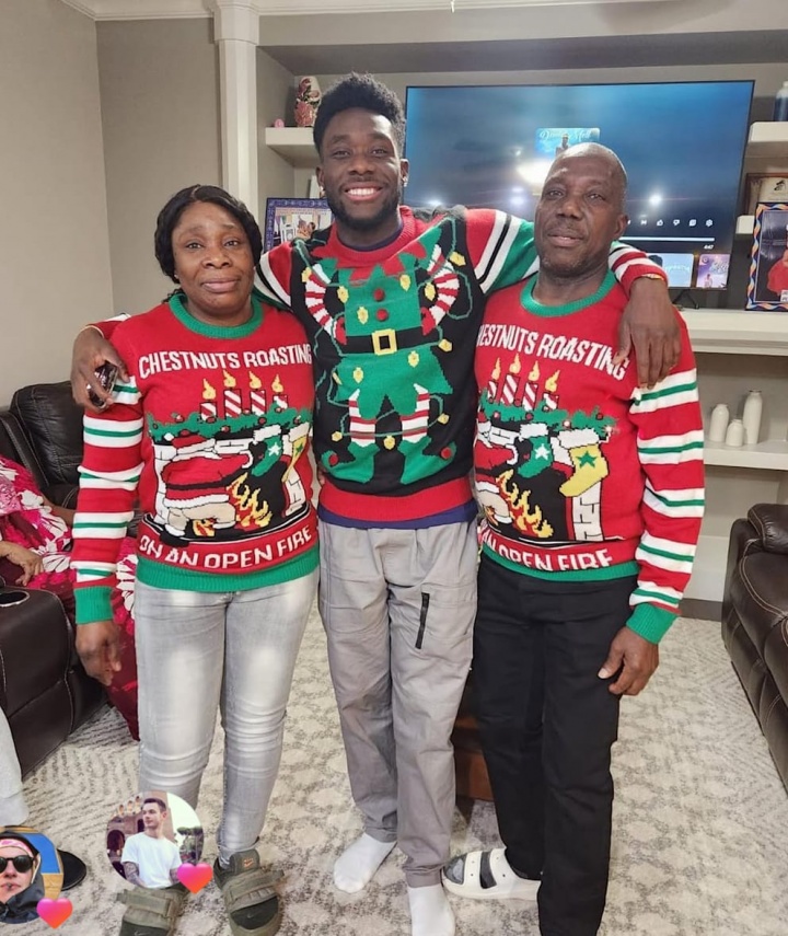 伤退后掩面哭泣!图片报:阿方索1年内4度受伤,赛后得到父母安慰