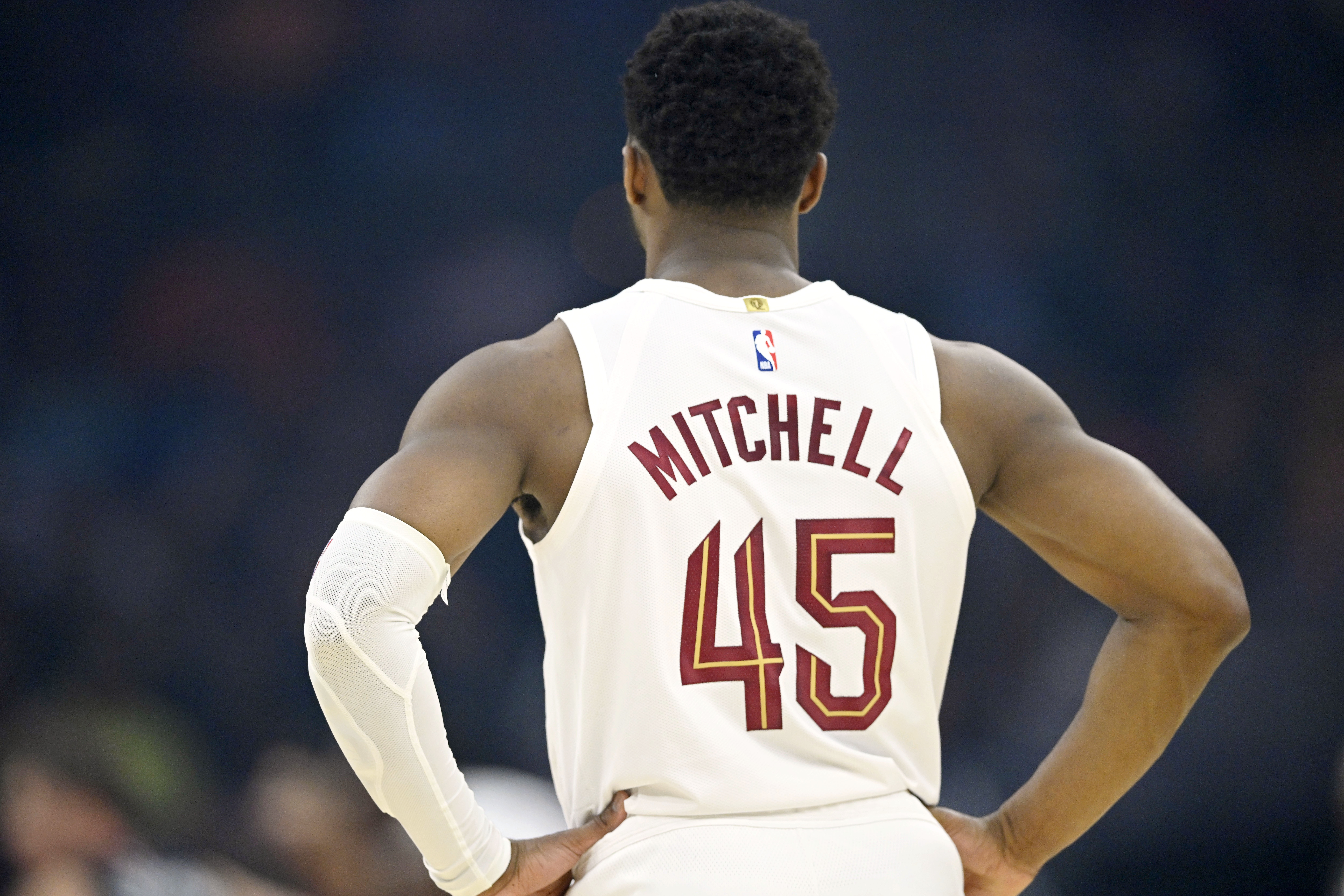 开云中国-赶紧支棱起来!米切尔半场低迷6中1仅得2分 正负值-14全场最低